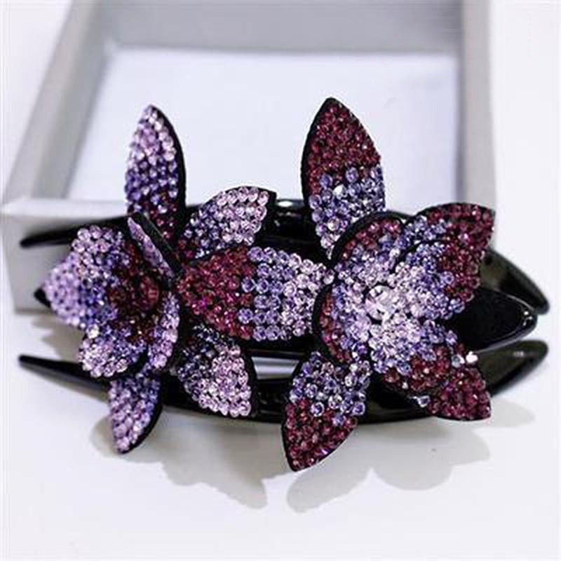 "Hårklämma med strass och dubbla blommor för kvinnor, elegant design med glittrande detaljer i olika färger."