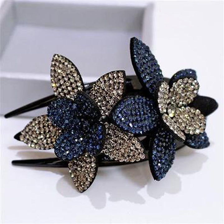 "Hårklämma med strass och dubbla blommor för kvinnor, elegant design med glittrande detaljer i olika färger."