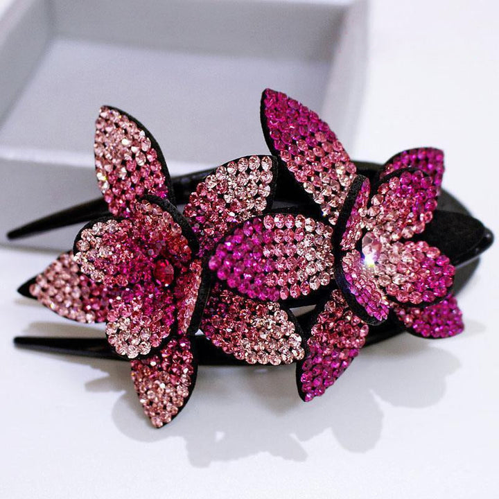 "Hårklämma med strass och dubbla blommor för kvinnor, elegant design med glittrande detaljer i olika färger."