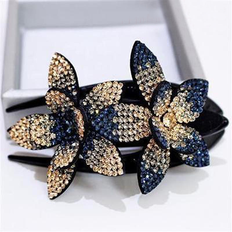 "Hårklämma med strass och dubbla blommor för kvinnor, elegant design med glittrande detaljer i olika färger."