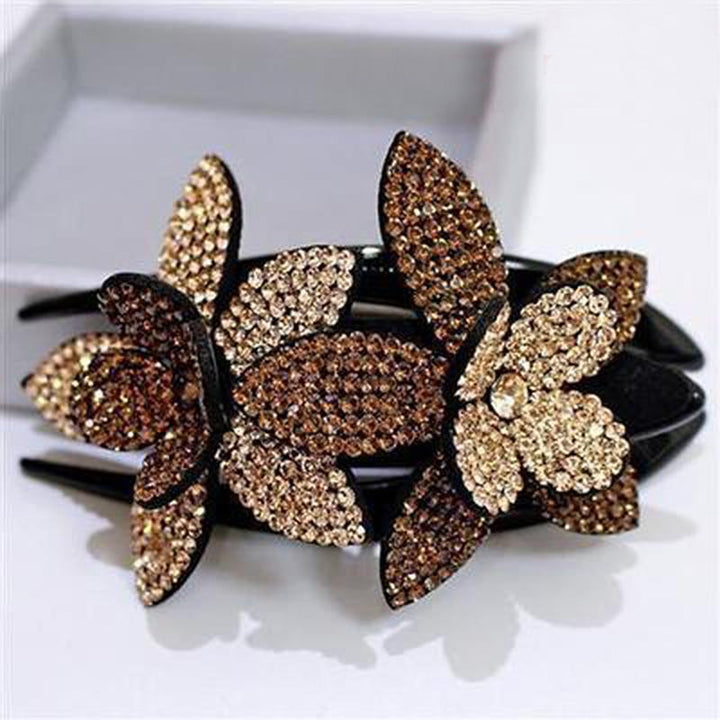 "Hårklämma med strass och dubbla blommor för kvinnor, elegant design med glittrande detaljer i olika färger."