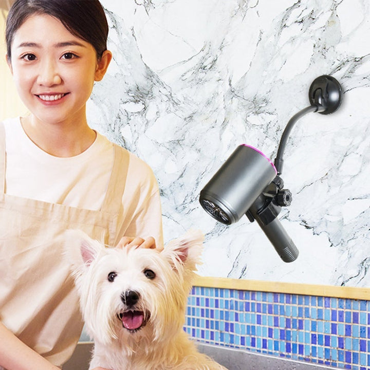 "Hårtorkhållare med justerbar sugkopp, flexibel 360° design i vit plast. Perfekt för handsfree hårstyling."
