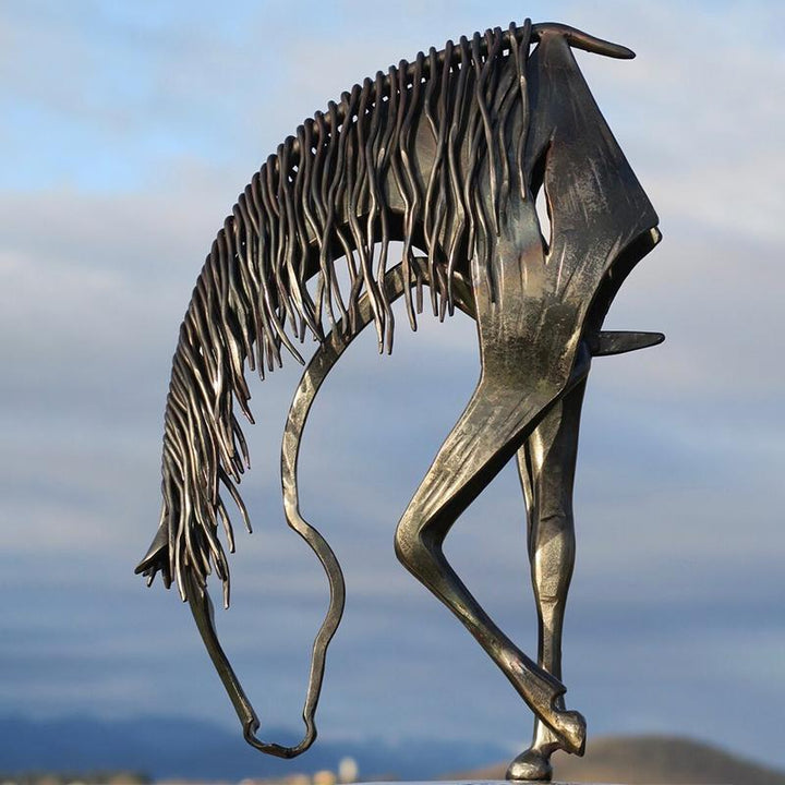 "Hästskulptur för trädgården i metall med detaljerad design, perfekt för utomhusdekoration och väderbeständigt."