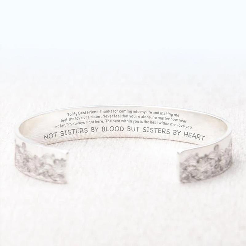 "Havsvåg justerbart armband i rostfritt stål på kvinnas handled, elegant vågdesign, perfekt accessoar för kvinnor."