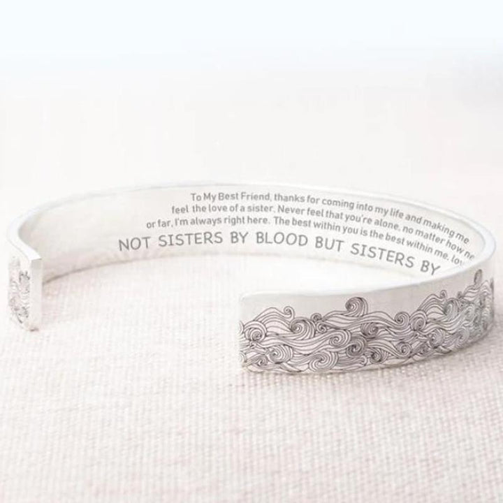 "Havsvåg justerbart armband i rostfritt stål på kvinnas handled, elegant vågdesign, perfekt accessoar för kvinnor."
