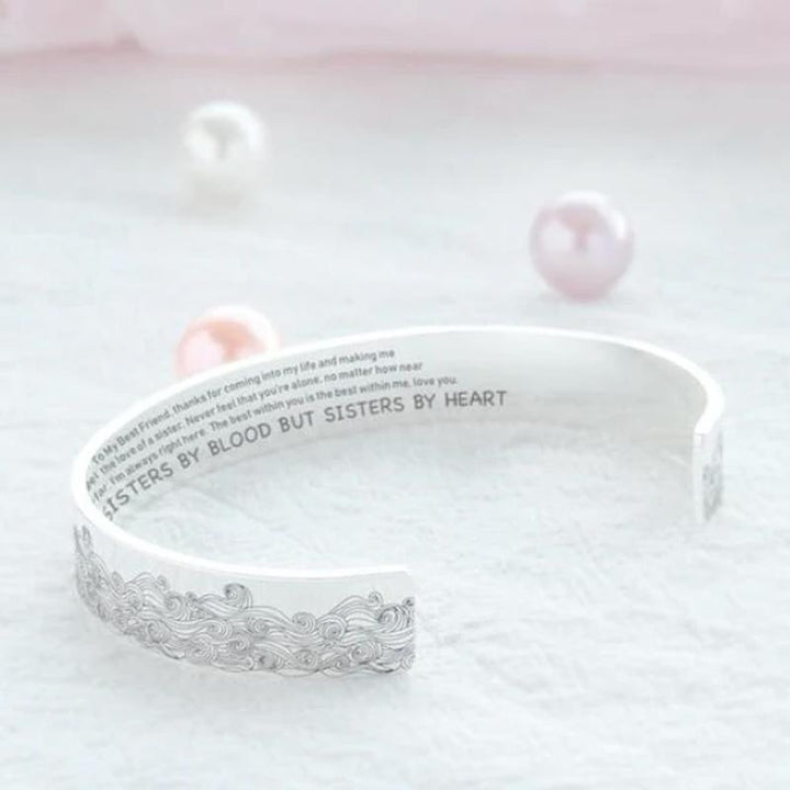 "Havsvåg justerbart armband i rostfritt stål på kvinnas handled, elegant vågdesign, perfekt accessoar för kvinnor."