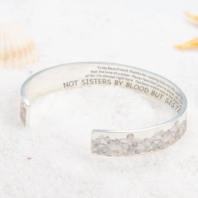 "Havsvåg justerbart armband i rostfritt stål på kvinnas handled, elegant vågdesign, perfekt accessoar för kvinnor."