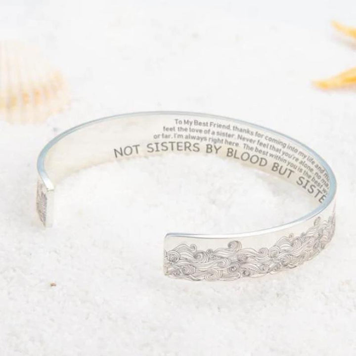 "Havsvåg justerbart armband i rostfritt stål på kvinnas handled, elegant vågdesign, perfekt accessoar för kvinnor."