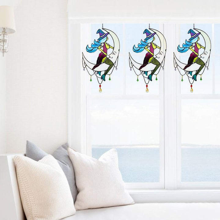 "Häxa över månsken dekoration i Tiffany-glas med färgstarkt målat glas som skapar en magisk och elegant atmosfär."
