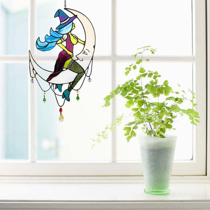 "Häxa över månsken dekoration i Tiffany-glas med färgstarkt målat glas som skapar en magisk och elegant atmosfär."
