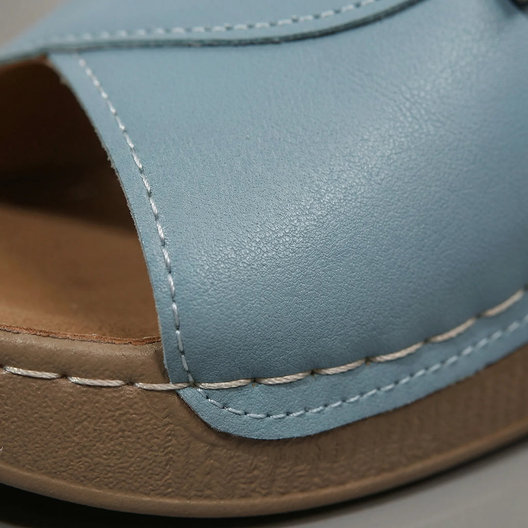 Stilren slip-on damsandal Heidi med kilklack, bekväm fotbädd och justerbara remmar för vardag & sommar.