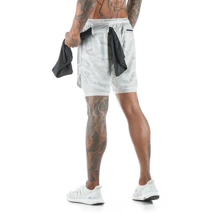 "Herr 2-i-1 shorts med kamouflagemönster och säkerhetsficka, designade för stil och funktionalitet vid träning."