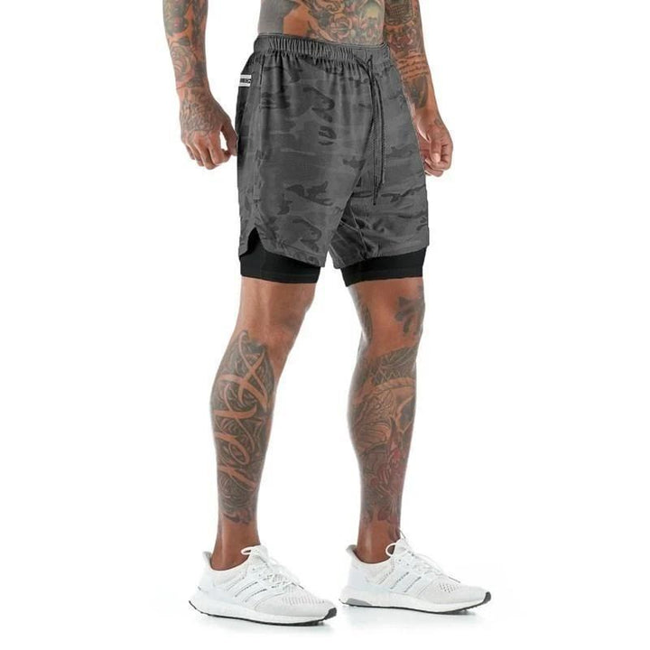 "Herr 2-i-1 shorts med kamouflagemönster och säkerhetsficka, designade för stil och funktionalitet vid träning."