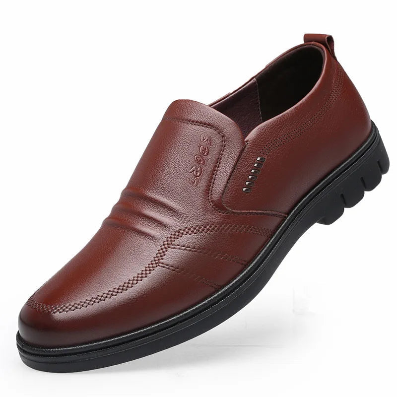 Ett par Adam herr loafers, framifrån. Stilrena slip-on skor med vadderad sula, perfekta kontorsskor.