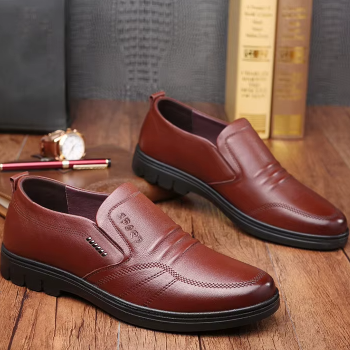 Mångsidiga Adam herr loafers för både formella & smartcasual tillfällen. Bekväma med dämpad innersula.