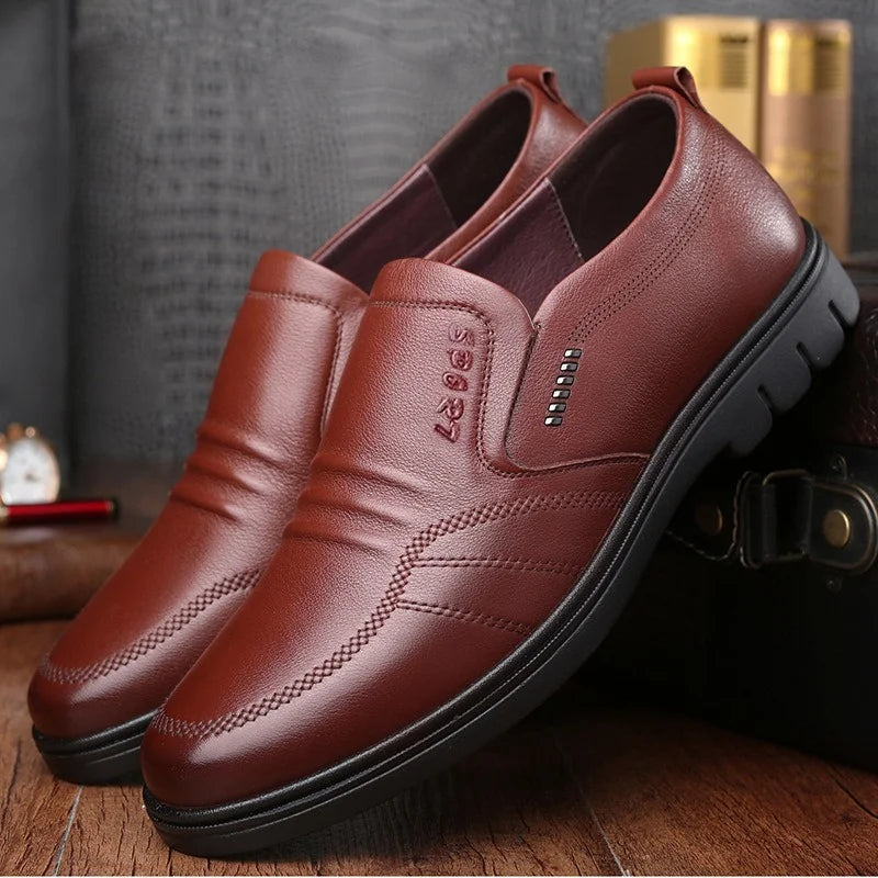 Herr Adam loafers på foten, visar komfort & elegant passform. Bekväma vardagsskor med dämpad sula.