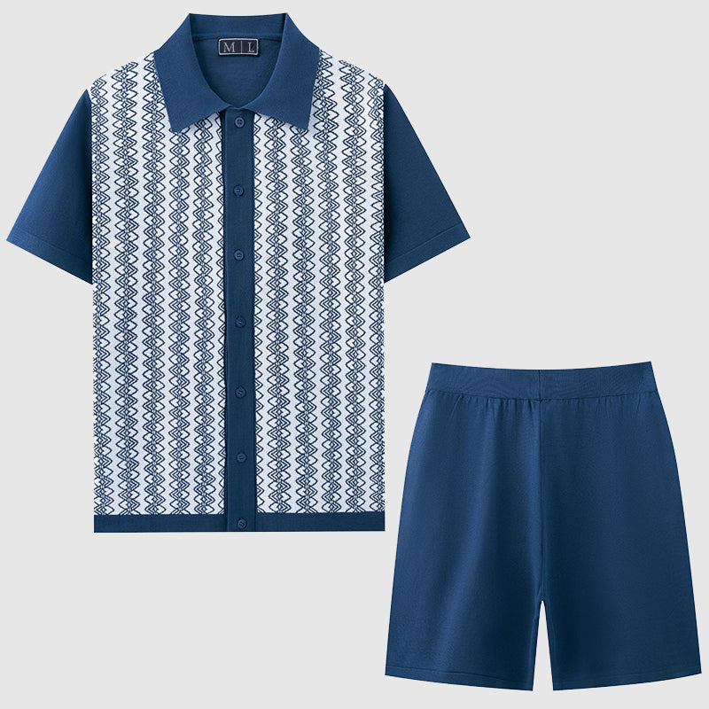 Man bär ett blått geometriskt herr sommarset, kortärmad skjorta & matchande shorts. Fräscht & ledigt.