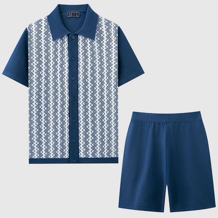 Man bär ett blått geometriskt herr sommarset, kortärmad skjorta & matchande shorts. Fräscht & ledigt.