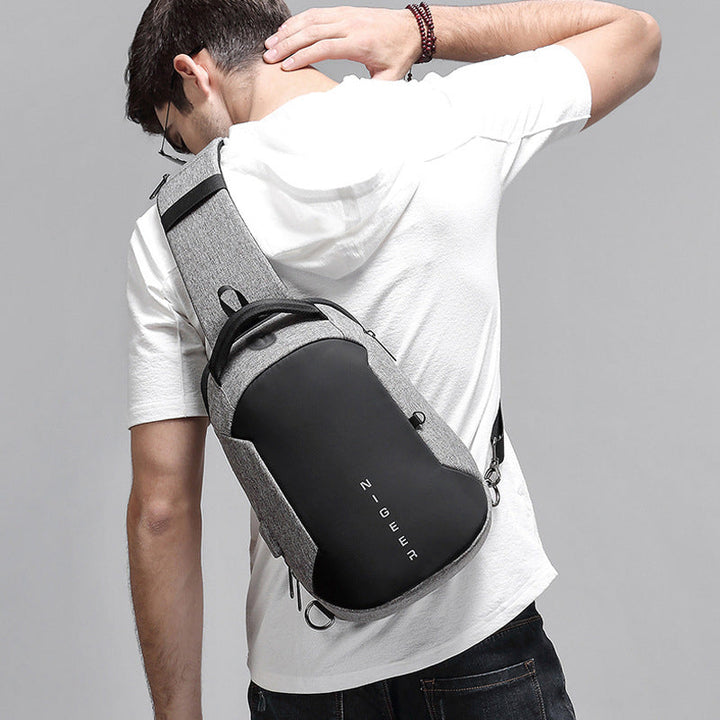 "Herr axelväska i PVC med USB, tredimensionell dyna, elegant design, vattenavvisande material, svart färg."