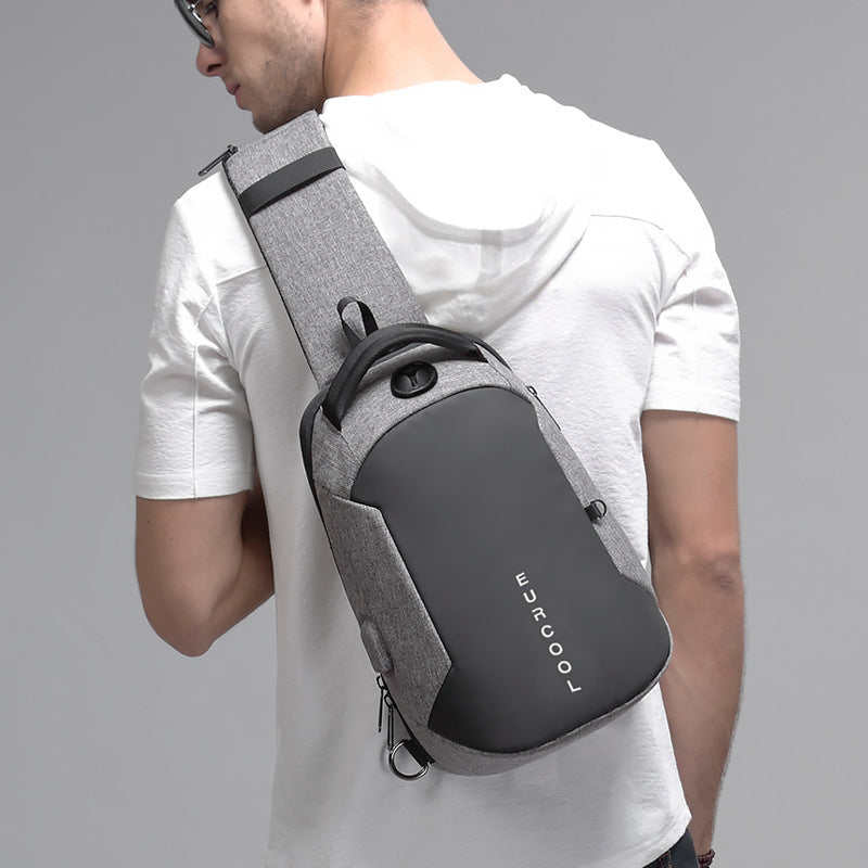 "Herr axelväska i PVC med USB, tredimensionell dyna, elegant design, vattenavvisande material, svart färg."