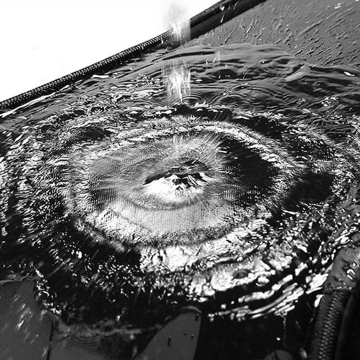 "Herr axelväska i PVC med USB, tredimensionell dyna, elegant design, vattenavvisande material, svart färg."