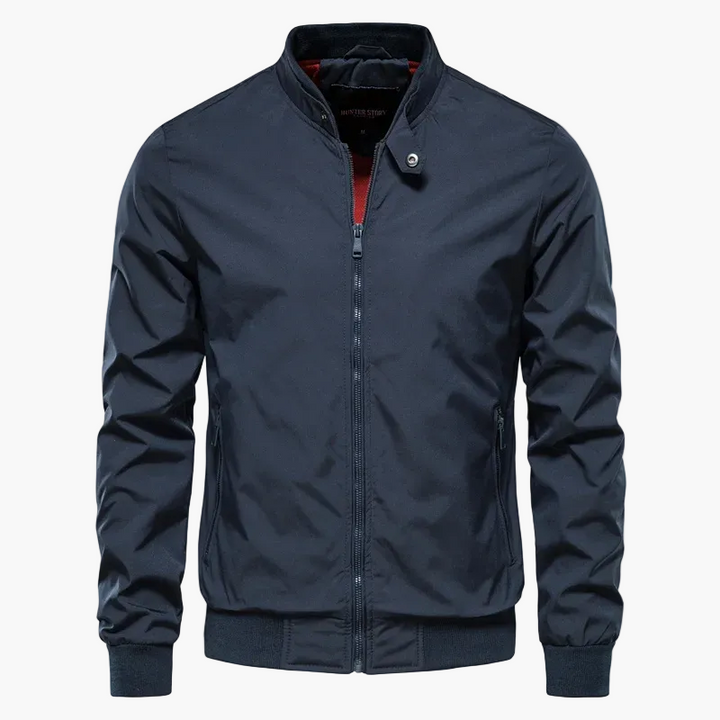 Moderiktig herrjacka med ståkrage, en klassisk bombermodell. Perfekt för en stilren look och komfort hela dagen.