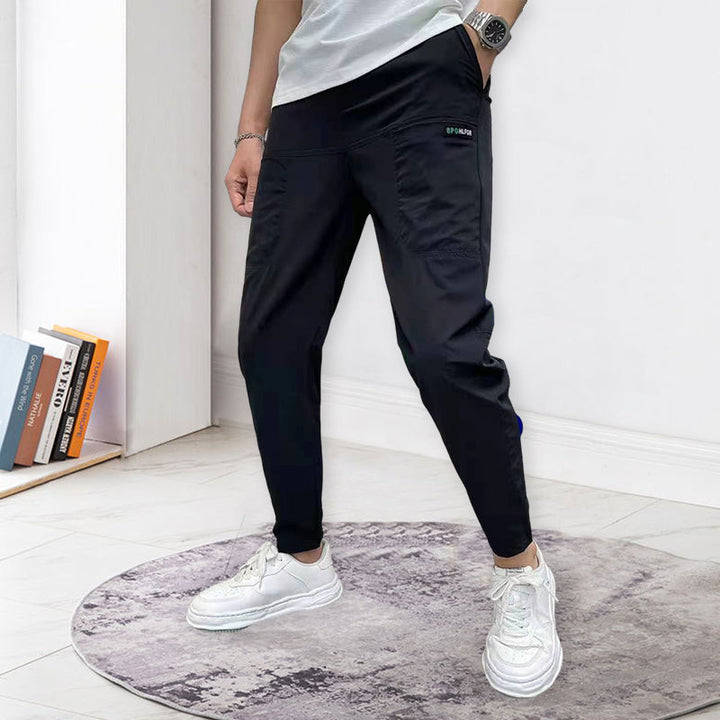 "Herr Cargo-byxor i högstretch, framifrån, gråa med flera fickor, perfekt för urban stil, komfort och vinterbruk."