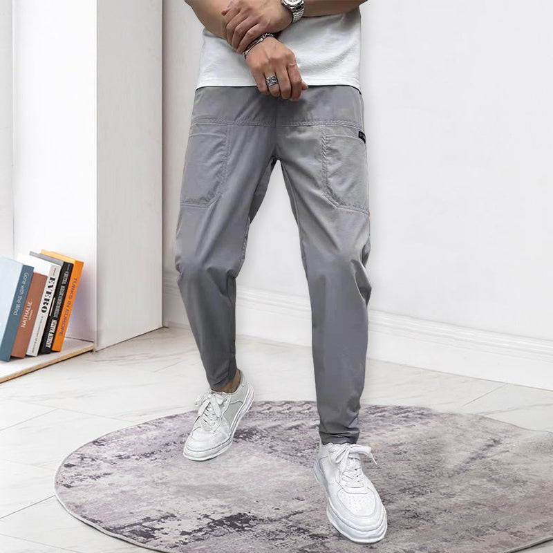 "Herr Cargo-byxor i högstretch, framifrån, gråa med flera fickor, perfekt för urban stil, komfort och vinterbruk."
