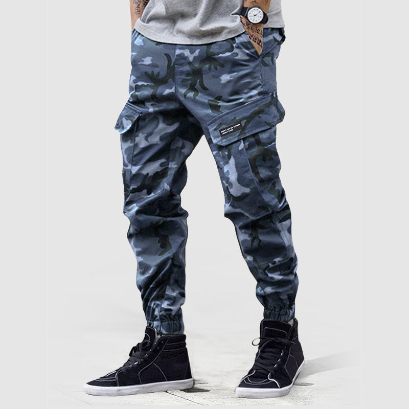 Kamouflage herr joggers med elastisk midja och muddar, perfekt för en bekväm och sportig look.