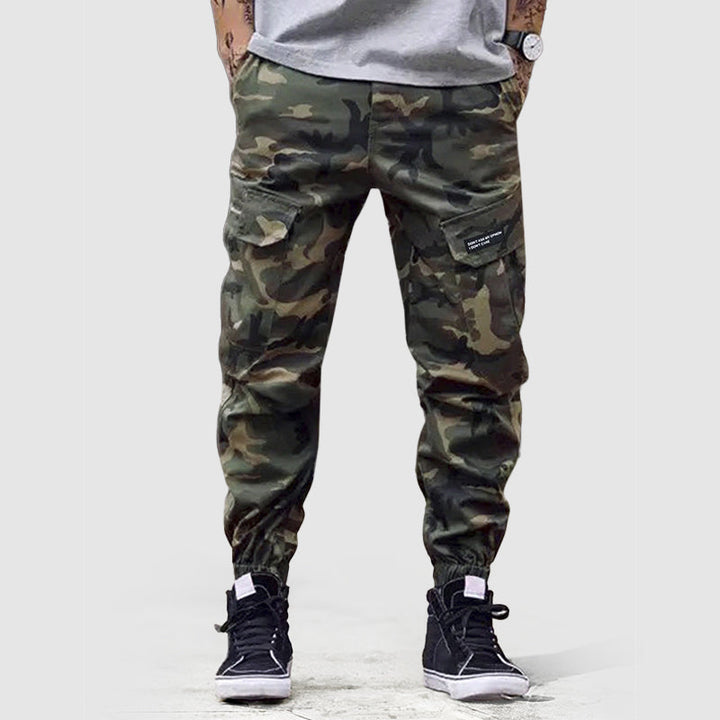 Herr cargo joggers i kamouflage sedda bakifrån, med funktionella fickor och modern, bekväm design.