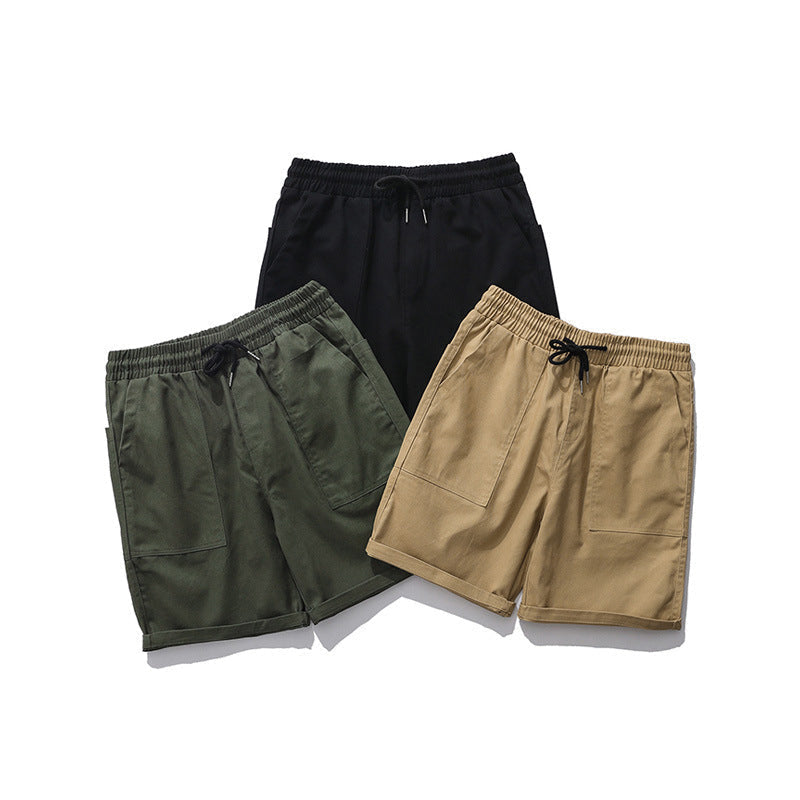 "Herr cargo shorts i lätt bomull, framifrån, med praktiska fickor, idealiska för sommaren i grön, khaki eller svart."