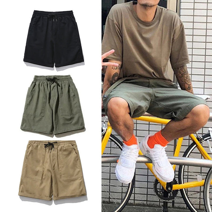 "Herr cargo shorts i lätt bomull, framifrån, med praktiska fickor, idealiska för sommaren i grön, khaki eller svart."