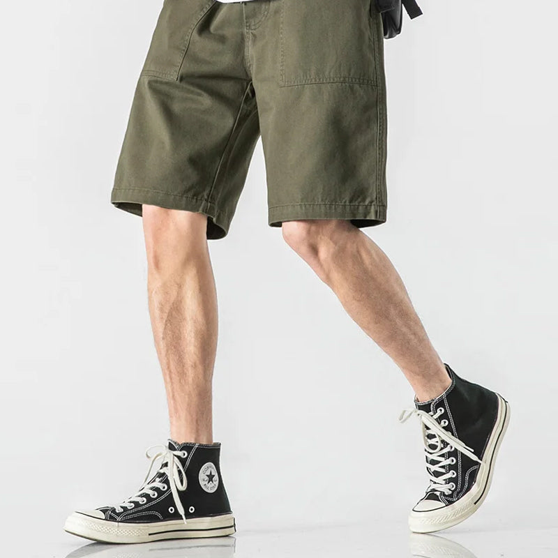 "Herr cargo shorts i lätt bomull, framifrån, med praktiska fickor, idealiska för sommaren i grön, khaki eller svart."
