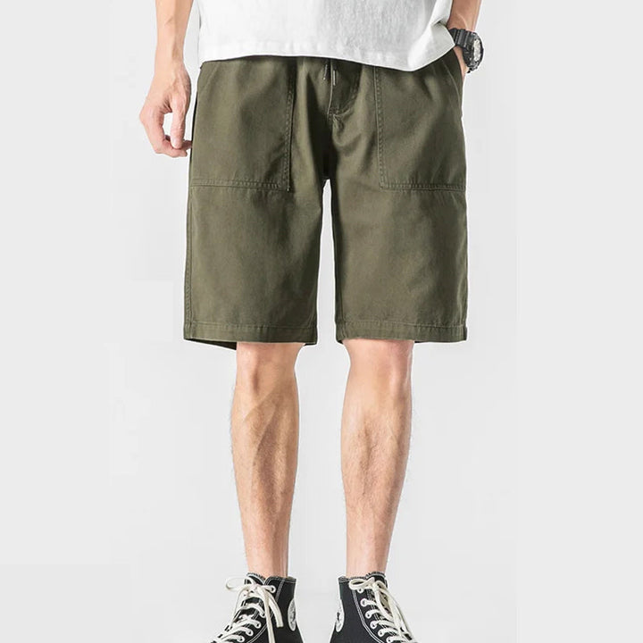 "Herr cargo shorts i lätt bomull, framifrån, med praktiska fickor, idealiska för sommaren i grön, khaki eller svart."