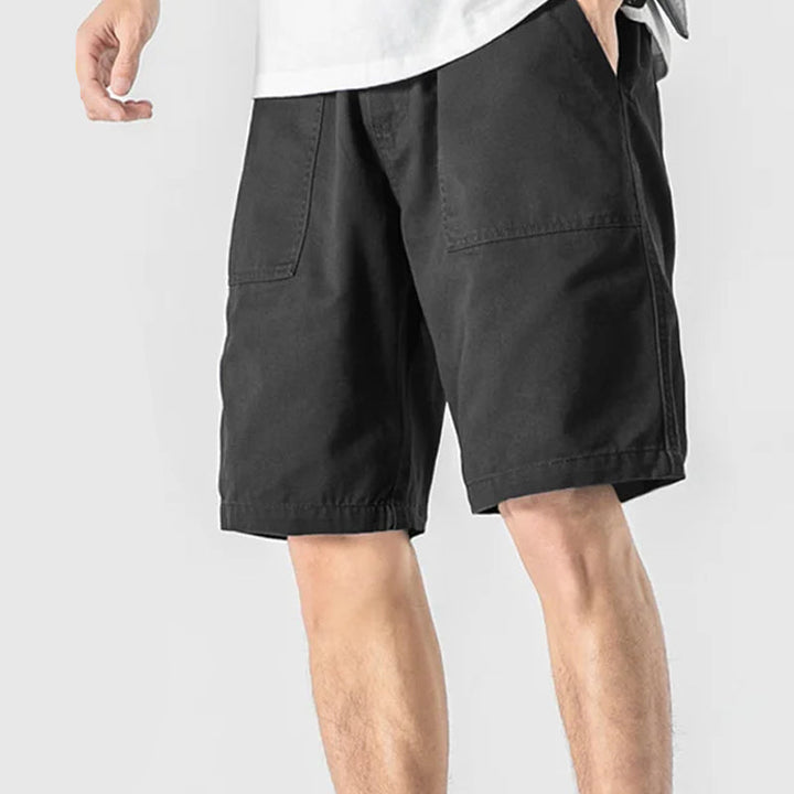"Herr cargo shorts i lätt bomull, framifrån, med praktiska fickor, idealiska för sommaren i grön, khaki eller svart."