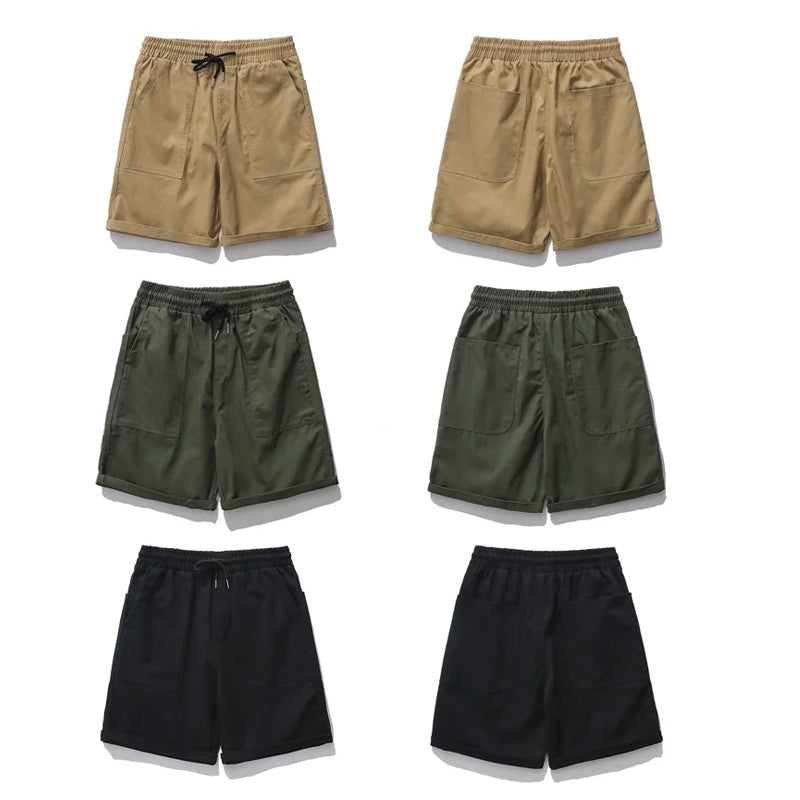 "Herr cargo shorts i lätt bomull, framifrån, med praktiska fickor, idealiska för sommaren i grön, khaki eller svart."