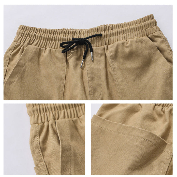 "Herr cargo shorts i lätt bomull, framifrån, med praktiska fickor, idealiska för sommaren i grön, khaki eller svart."