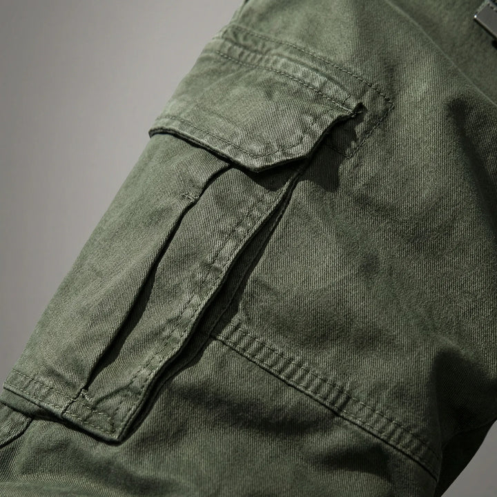 Man i bekväma Herr cargobyxor med smal passform. Modern design med stretchmaterial för optimal rörelsefrihet.