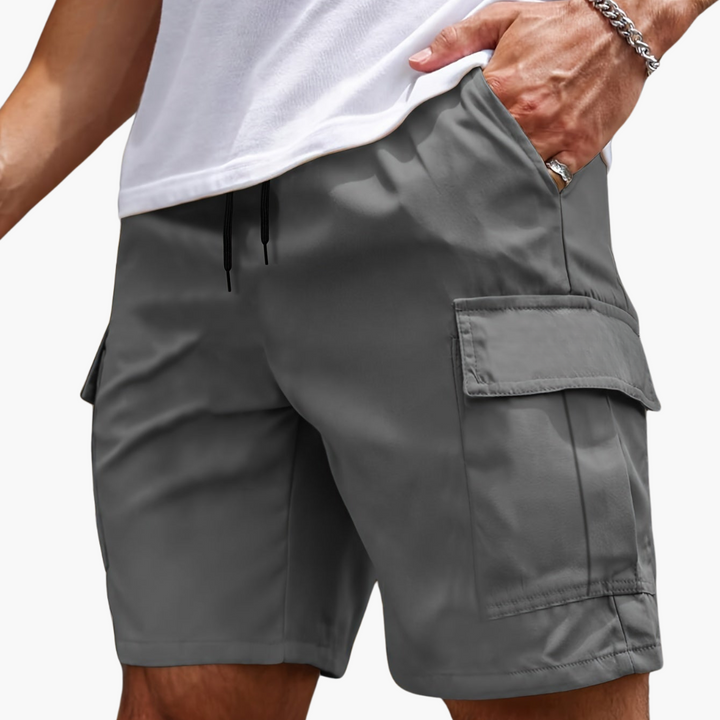 Närbild av herr cargoshorts tyg och dragsko, bekväma för sommarbruk.