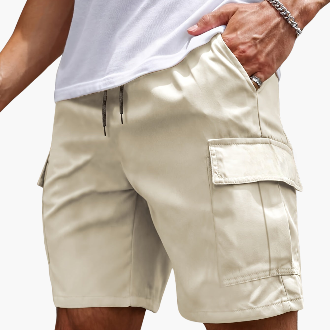 Man bär bekväma herr cargoshorts i casual stil, redo för sommaraktiviteter.