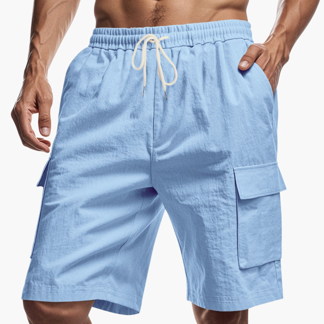 Somriga herrshorts i cargostil med praktiska fickor och dragsko för ultimat komfort och funktion.