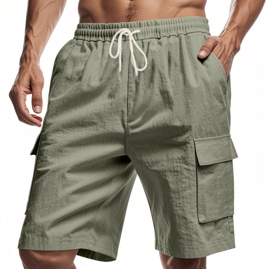 Robusta herr cargoshorts med dragsko och gott om fickor, perfekt för sommarens äventyr.