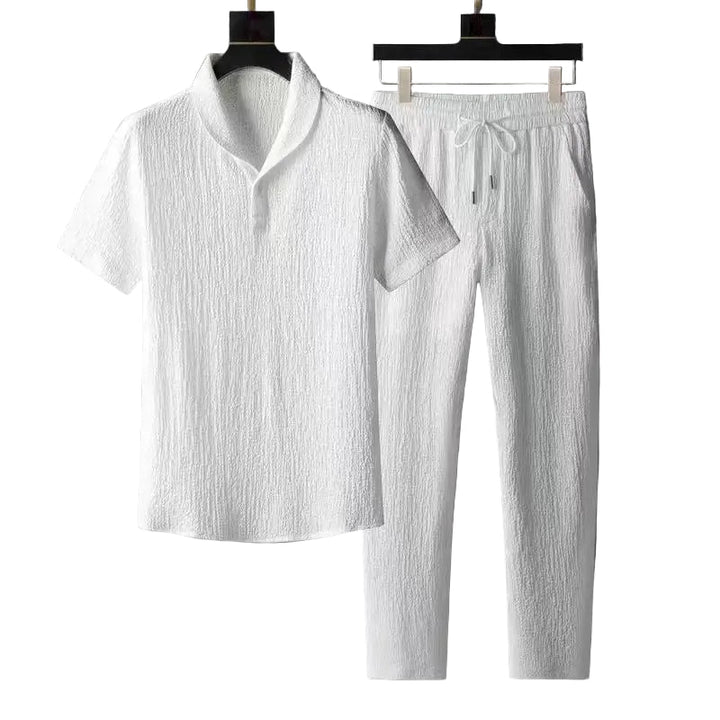 Herr casual set med kortärmad skjorta och bekväma byxor för sommarfritid. Mjukt tyg, tvådelat set.