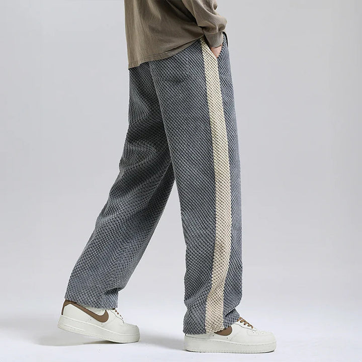 Man bär Herr Corduroy Byxor i svart, avslappnad passform, visar upp urban stil och sidrand
