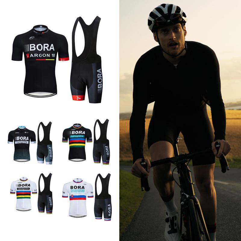 "Herr cykelset med kortärmad tröja och shorts i mesh och Lycra, andas och snabbtorkar, perfekt för cykeläventyr."