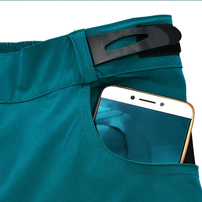 "Herr cykelshorts med reflekterande detaljer, vadderad gren, snabbtorkande material för bekvämlighet vid cykling."