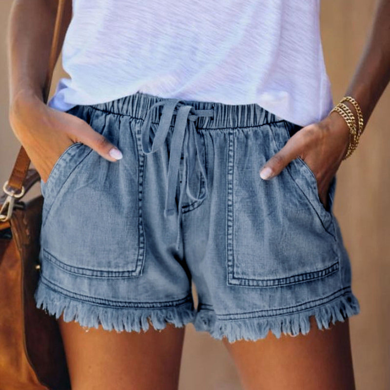 Herr denimshorts med elastisk hög midja, dragsko och klassiska fickor. Passar för både avslappnade och aktiva dagar.
