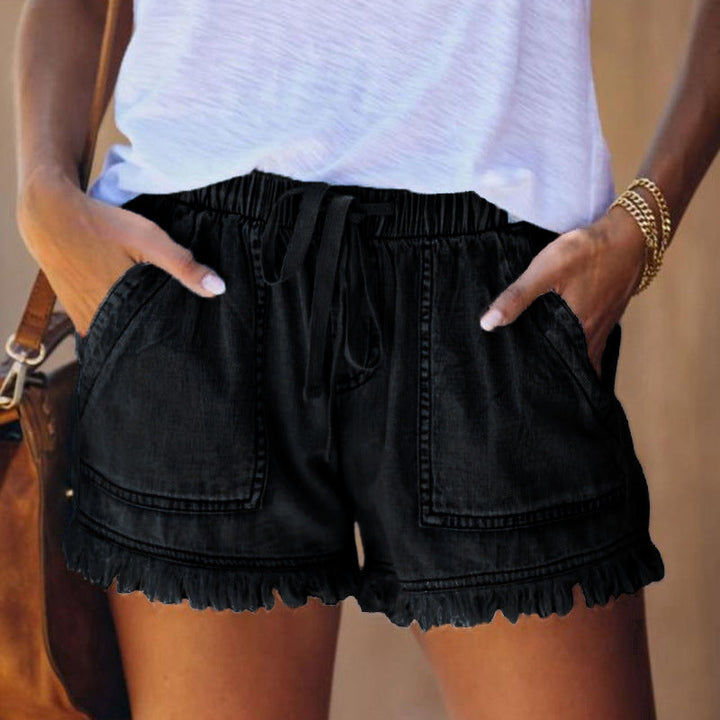 Herr denimshorts med elastisk hög midja, dragsko och klassiska fickor. Passar för både avslappnade och aktiva dagar.