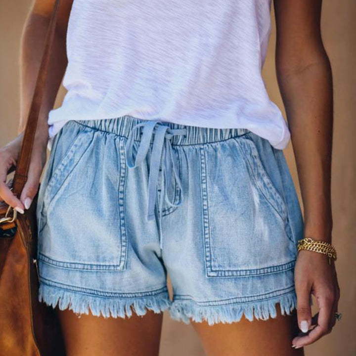 Herr denimshorts med elastisk hög midja, dragsko och klassiska fickor. Passar för både avslappnade och aktiva dagar.