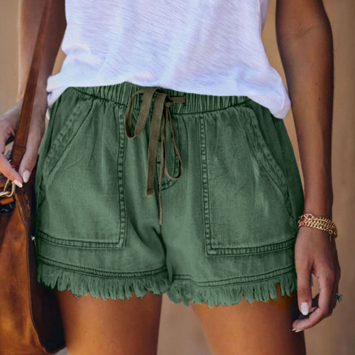Herr denimshorts med elastisk hög midja, dragsko och klassiska fickor. Passar för både avslappnade och aktiva dagar.